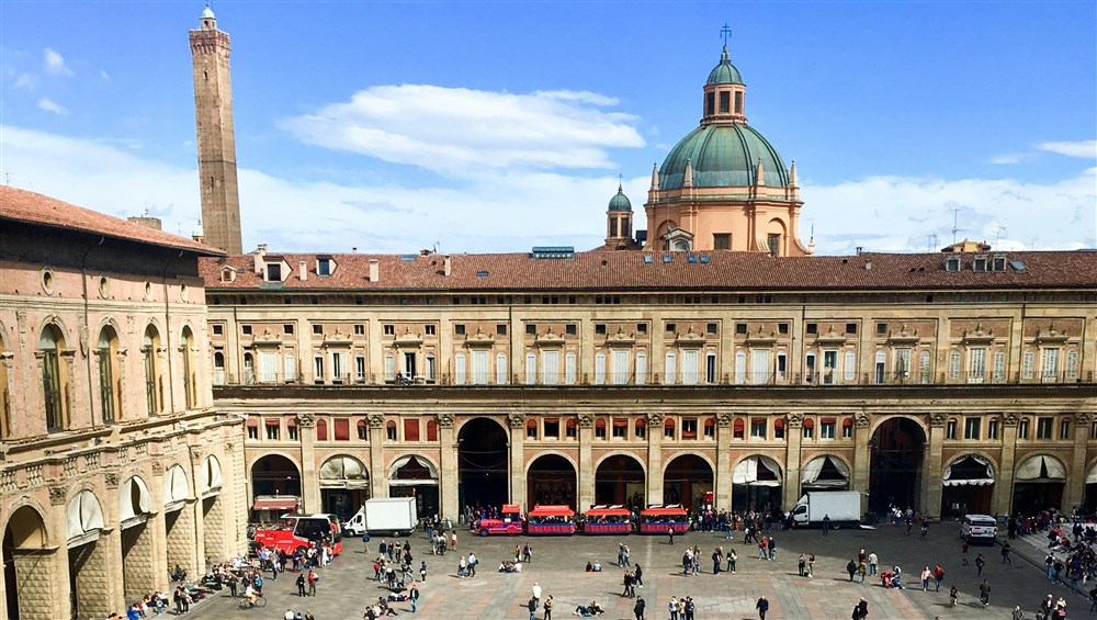 Tra le torri di Bologna, lo sguardo impara l’umiltà